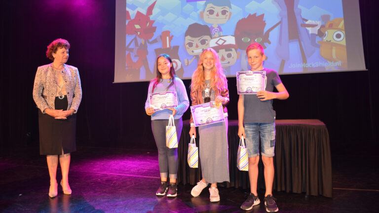 Burgemeester Kompier huldigt Junior Cyber Agents van Langedijk