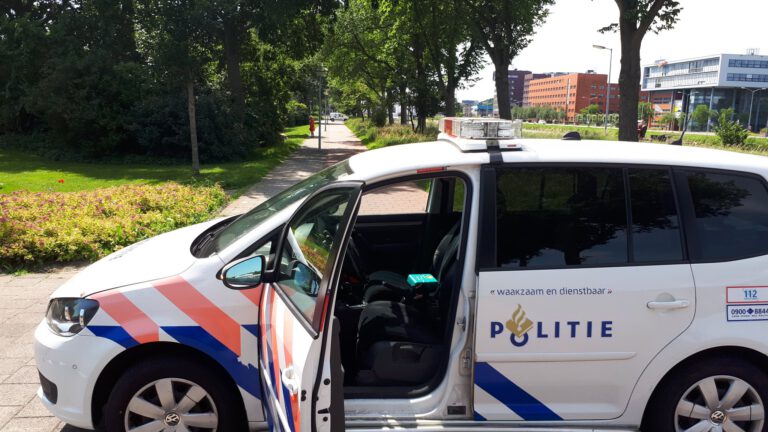 Met mobieltje pielende jongen fietst bijna tegen politieauto