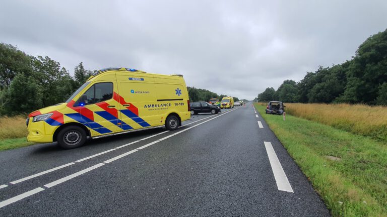 Beide bestuurders naar ziekenhuis na harde kop-staartbotsing op N9