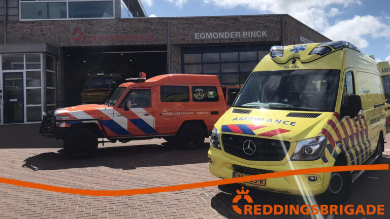 Gewonde op strand Egmond aan Zee, reddingsbrigade springt bij