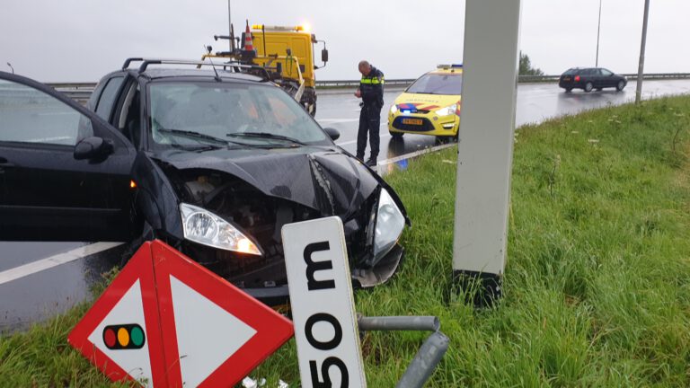 Bestuurder verliest controle in scherpe bocht tijdens stevige regenbui