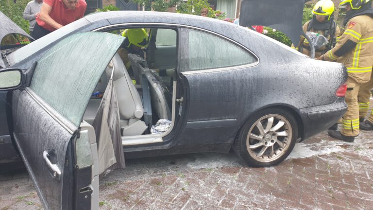 Kortsluiting veroorzaakt brand in auto aan Frans Halsstraat