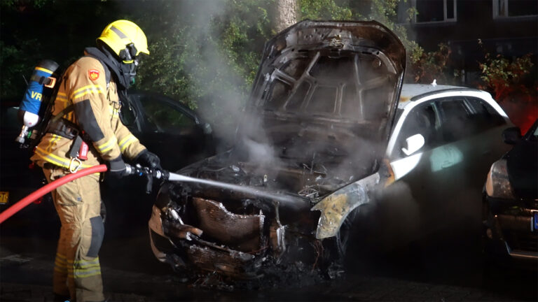 Politie Alkmaar zoekt getuigen van autobrand aan Pommerenstraat