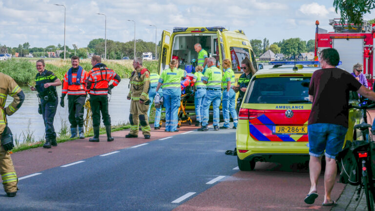 Bezorger rijdt met bestelbus in Noordhollandsch Kanaal bij Koedijk