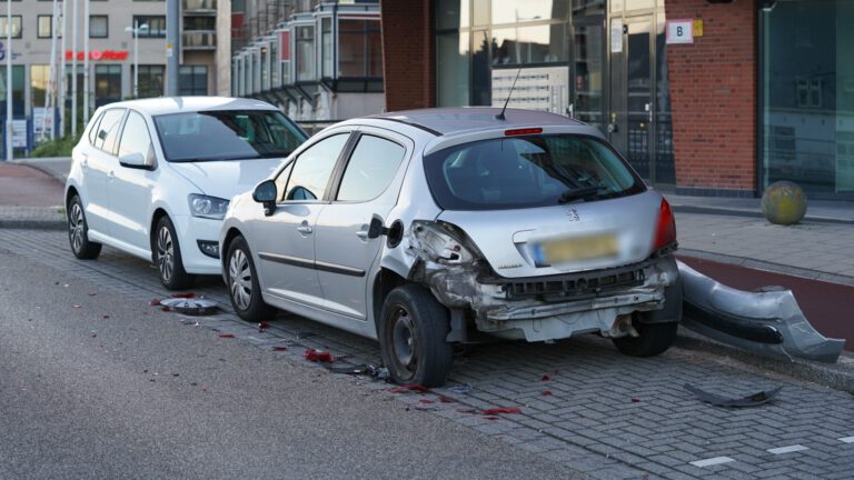 Dader spoorloos na botsing tegen geparkeerde auto op Kanaalkade