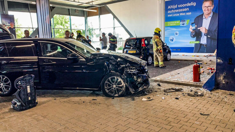 Man rijdt tegen muur in autowasstraat Pascalstraat na onwelwording