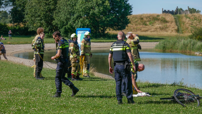 Vrouw vermist in recreatiegebied Geestmerambacht, duikers gaan zoeken in plas