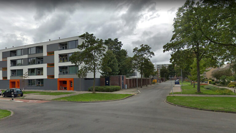 Kennemer Wonen wil huurwoningen maken van garageboxen aan Waalstraat en Maasstraat