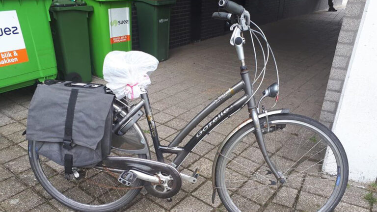 Politie Alkmaar zoekt eigenaar van vermoedelijk gestolen damesfiets