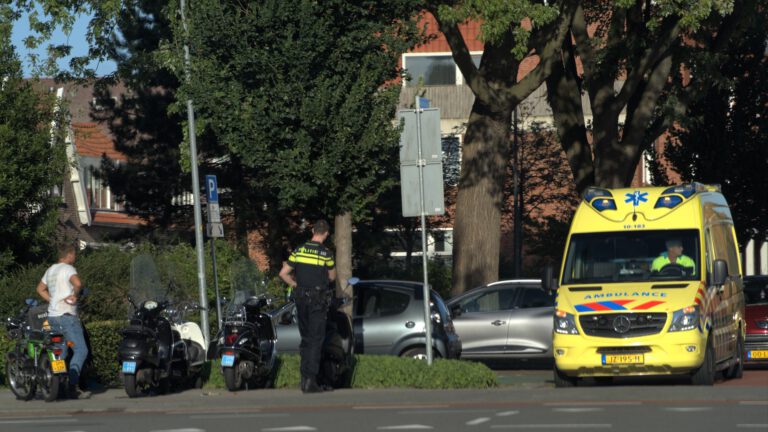 Vrouw op scooter botst op man op brommer