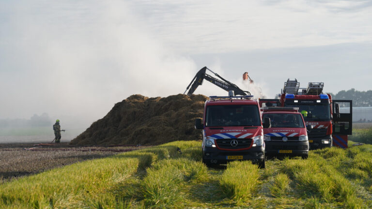 Brandweer Stompetoren naar brandende hooiberg aan Oosterweg langs N242