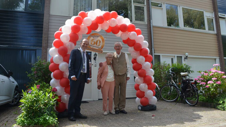 Burgemeester Blase langs bij echtpaar Pater vanwege 60-jarig huwelijk