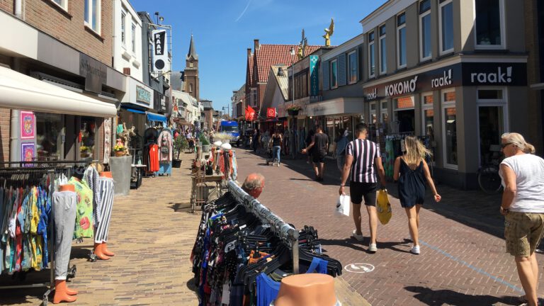 Zomerbraderieën Egmond aan Zee gaan door, maar het was kantjeboord