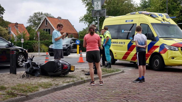 Scooterrijder botst hard op auto en belandt in ziekenhuis