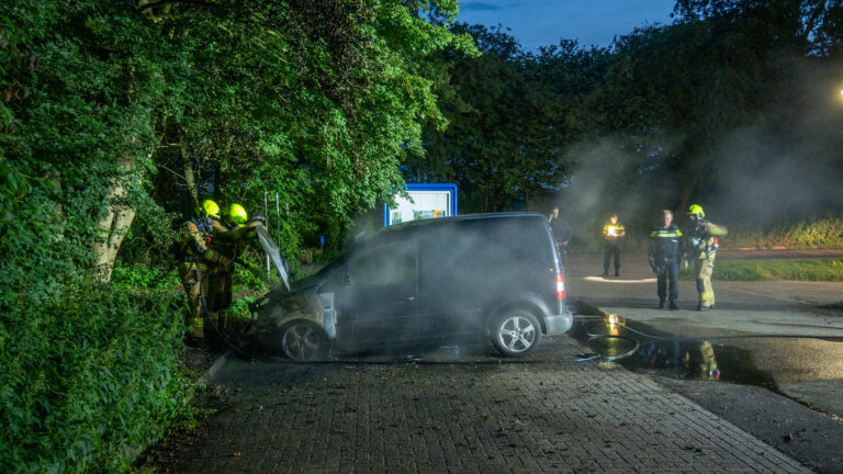 Geparkeerd bestelbusje vliegt na mogelijke kortsluiting in brand