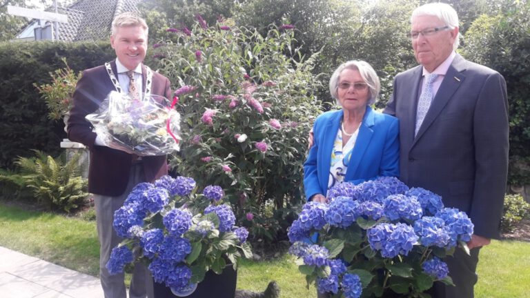 Diamanten huwelijk reden voor bezoek en felicitaties burgemeester Bergen