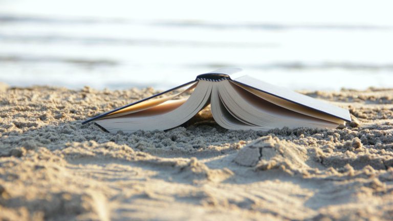 Drie punten in Egmond brengen bibliotheekboeken dichterbij