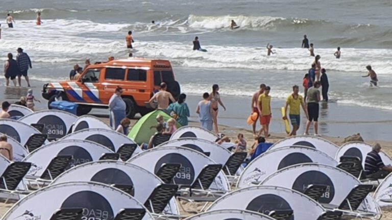 Zwemster razendsnel uit mui gered in Bergen aan Zee