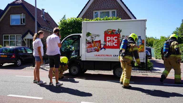 Elektromotor bezorgauto oververhit op Herenweg tijdens slepen andere bezorgwagen