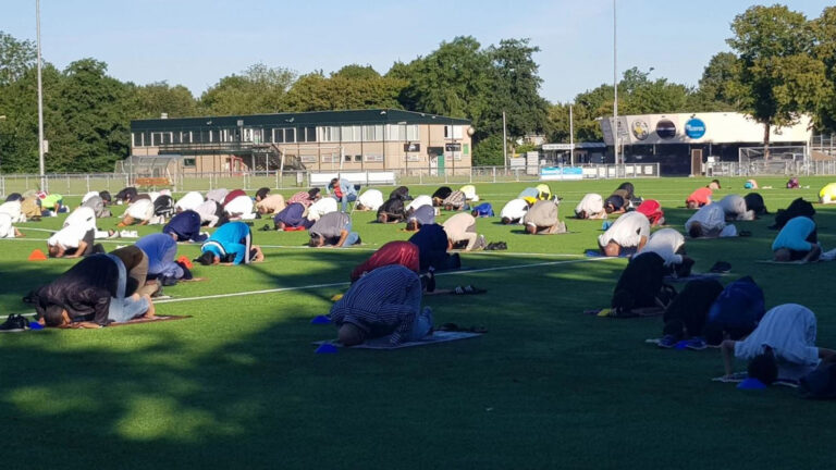 Corona-proof ochtendgebed op voetbalveld SVW’27 tijdens Offerfeest