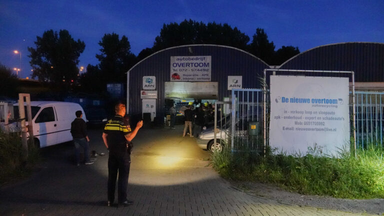 Brandweer rukt uit voor kapotte TL-lamp op filmset in Waards autobedrijf