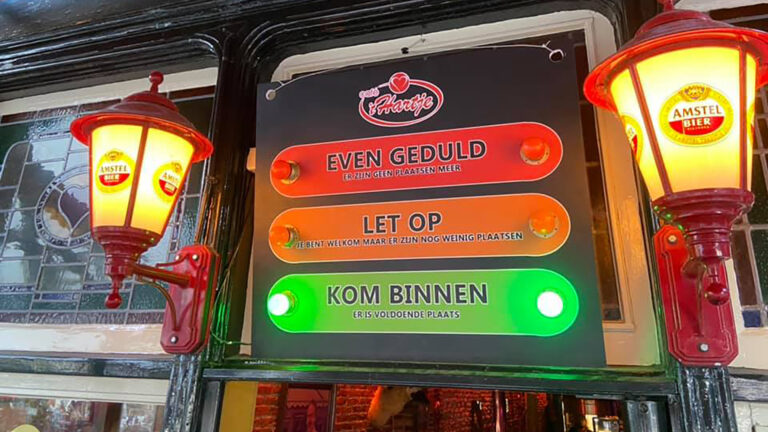 Café ’t Hartje zet stoplicht in tegen ‘coronadrukte’