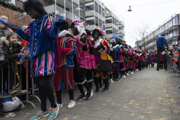 Alkmaarse anti-racismegroep neemt geen genoegen met zwarte én gekleurde Pieten bij intocht