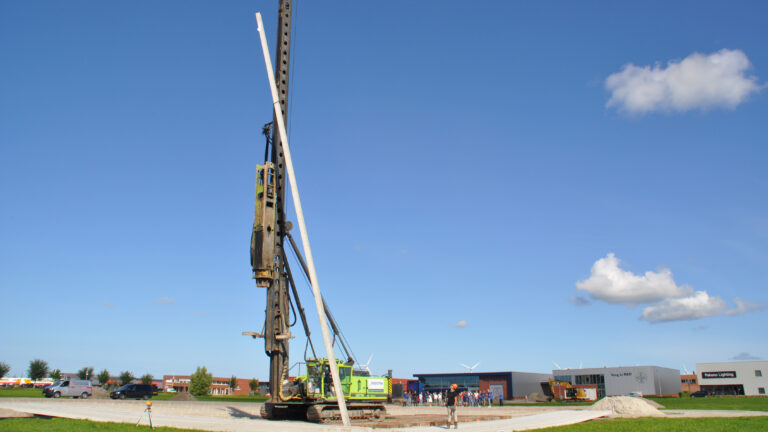 Eerste paal voor nieuwe productiehal YongLi Europe op bedrijventerrein Oudkarspel