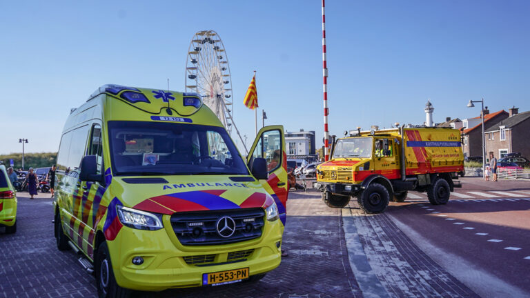 Meerdere mensen onwel op strand Egmond aan Zee
