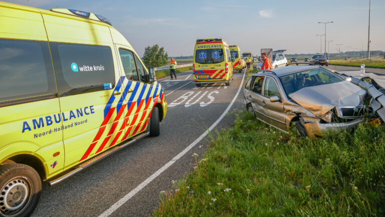 Eenzijdig ongeval N242 leidt tot drie gewonden