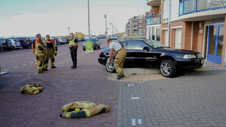 Duitse toerist trapt op gaspedaal in plaats van op de rem en ‘parkeert’ auto op richel