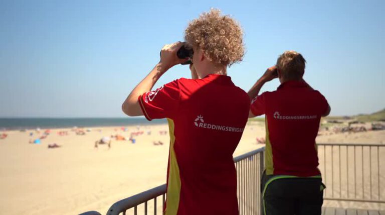 Vleugellamme catamaran na sluitingstijd gered door Reddingsbrigade Schoorl
