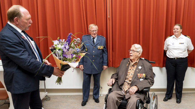 Alkmaarse heer De Rijk ontvangt Demobilisatie-insigne voor bevrijding gevangen in Nederlands-Indië
