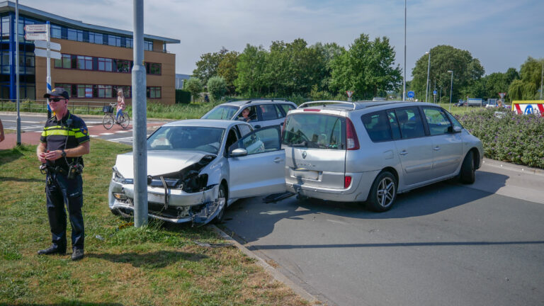 Bestuurder gewond bij botsing op rotonde Westelijke Randweg, reed mogelijk te snel
