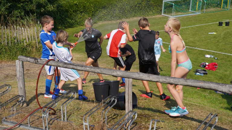 Sportochtend van Zomerfun bij Egmondia tijdens hittegolf draait uit op waterballet
