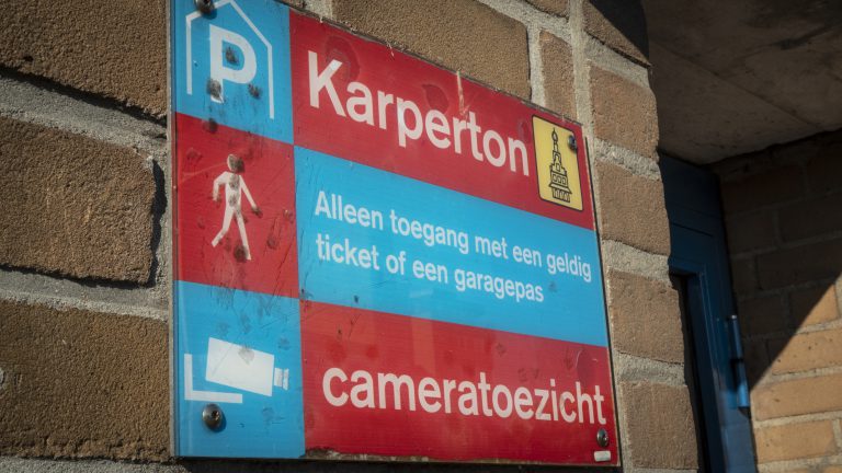 OPA: sluit parkeergarages af voor mensen zonder parkeerticket of -pasje