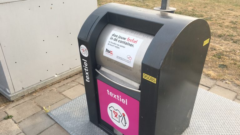 Textielcontainers in Heerhugowaard weer open; verpak textiel goed in een zak
