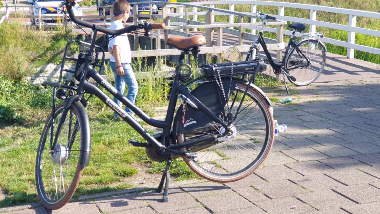 Fietsers botsen op kruising Rustenburgerweg – Oostertochtpad, vrouw licht gewond