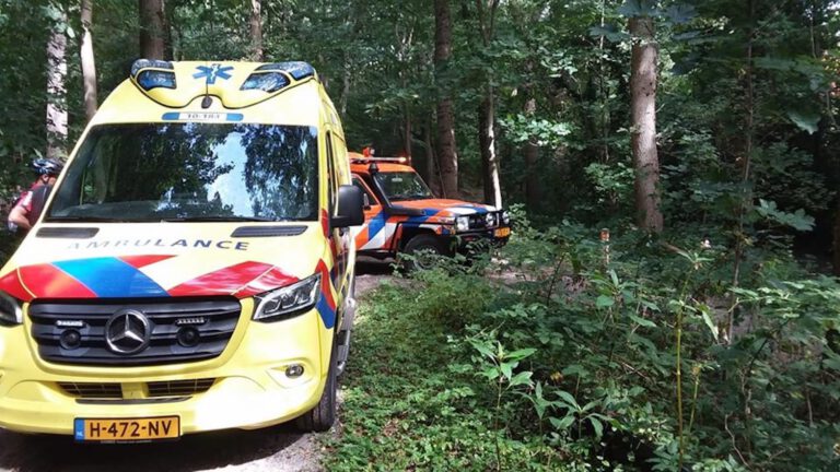 Mountainbiker slaat over de kop op MTB-parcours Schoorlse Duinen