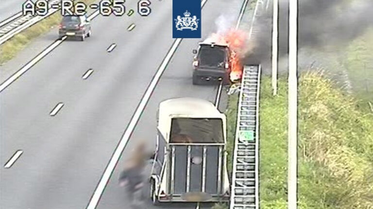 Auto in brand op A9 richting Alkmaar, trailer met paard gered