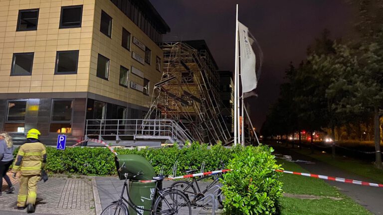 Steiger Heerhugowaard bezwijkt onder zomerstorm, KNMI waarschuwt met code geel