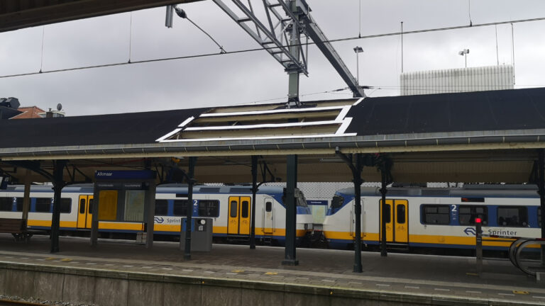 Noodingreep voor dakbeschot van perronkap Station Alkmaar succesvol ondanks storm