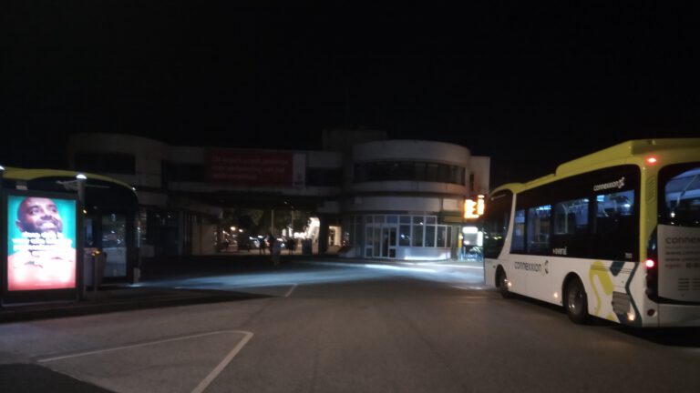 Snelle actie tegen gevaarlijke situatie bij busplatform NS-station