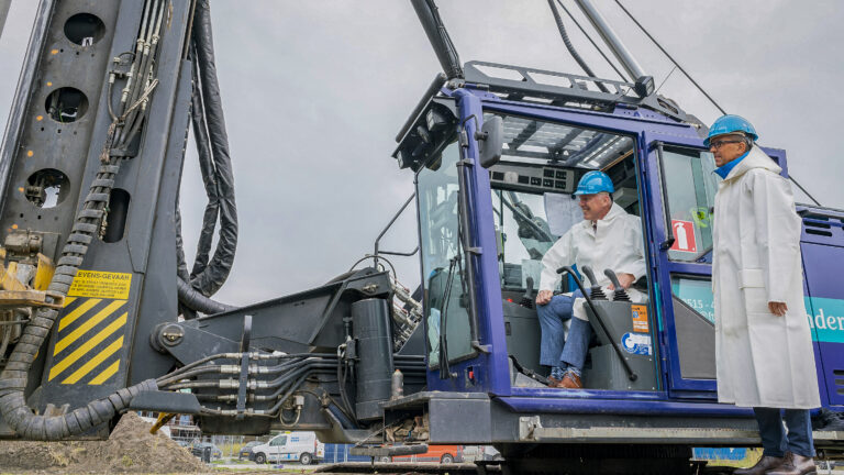 Eerste paal nieuwe supermarkt Stompetoren de grond in