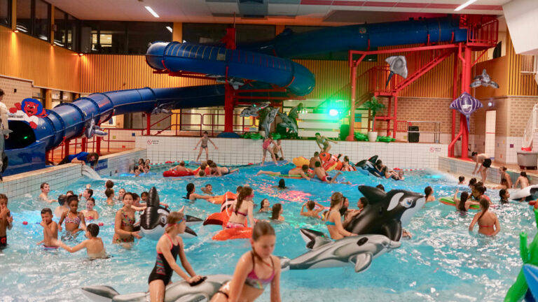 Zwembad Hoornse Vaart start nieuw discoseizoen met thema Glow in the Dark 🗓