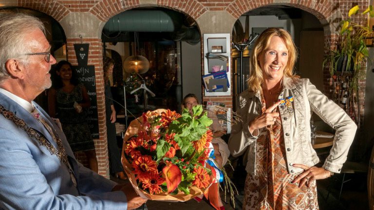 Schrijfster Simone van der Vlugt koninklijk onderscheiden