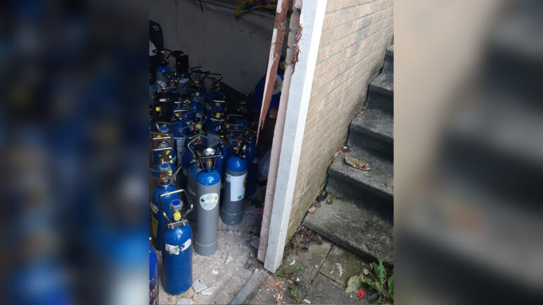 Alkmaarse politie vindt bergruimte vol flessen lachgas aan Schiermonnikoogstraat