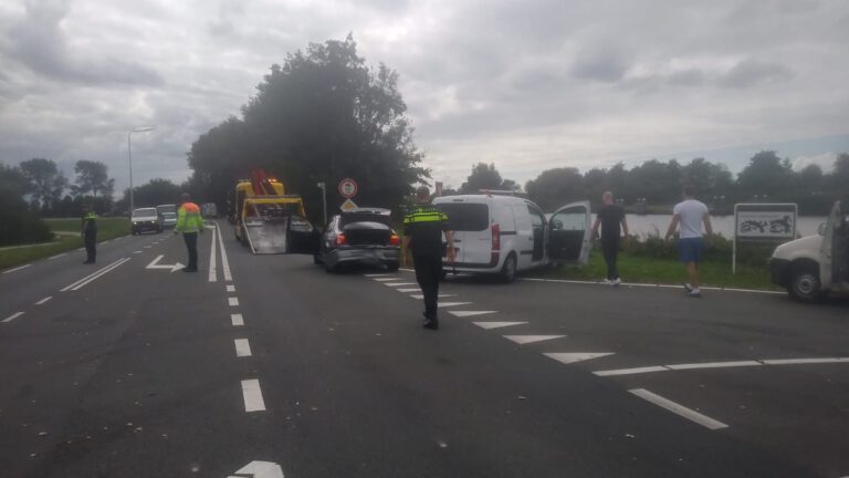 Flinke schade bij aanrijding op N244 bij pontje Akersloot