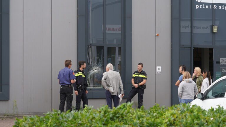 Bedrijf in De Rijp ontruimd na steen door ruit; mogelijk gevaarlijke stoffen vrijgekomen