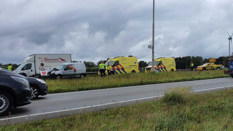 Bestuurder met nekklachten naar ziekenhuis na harde kop-staartbotsing op N242